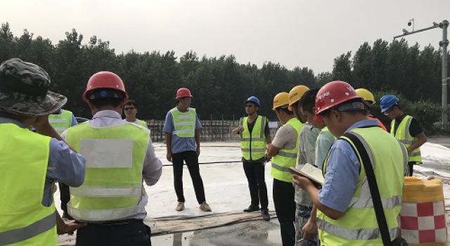 京滬改擴(kuò)建二駐地辦組織七標(biāo)段結(jié)構(gòu)物隊伍召開橋面鋪裝及濕接縫施工現(xiàn)場會