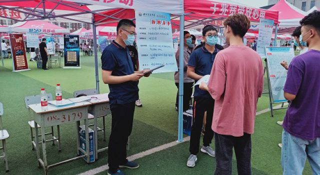 八公司積極參加河南黃河交通學(xué)院畢業(yè)生雙選會