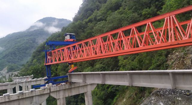 四川九綿高速公路LJ24標合同段首榀T梁架設成功