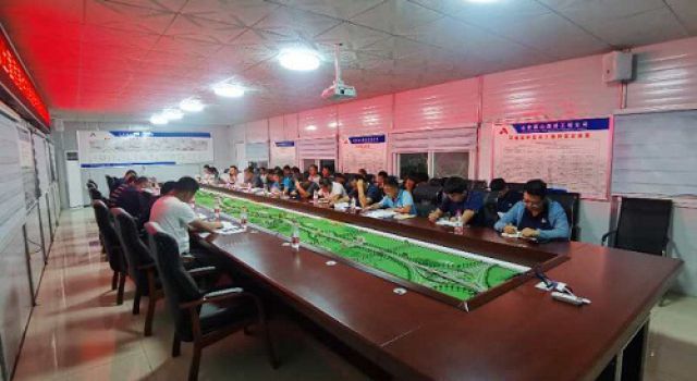 董梁高速新寧段一標(biāo)段二分部召開伸縮縫施工首件技術(shù)交底會(huì)