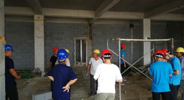 秋季大干熱潮高，服務(wù)區(qū)工地建設(shè)忙