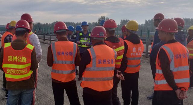 日蘭巨菏二標(biāo)召開瀝青中面層攤鋪施工現(xiàn)場交底會