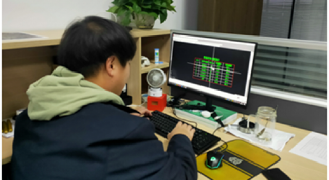 加班加點(diǎn)不言苦，任勞任怨作奉獻(xiàn)